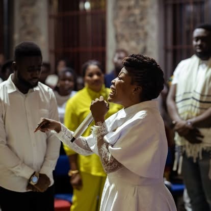 Prophetess in worship